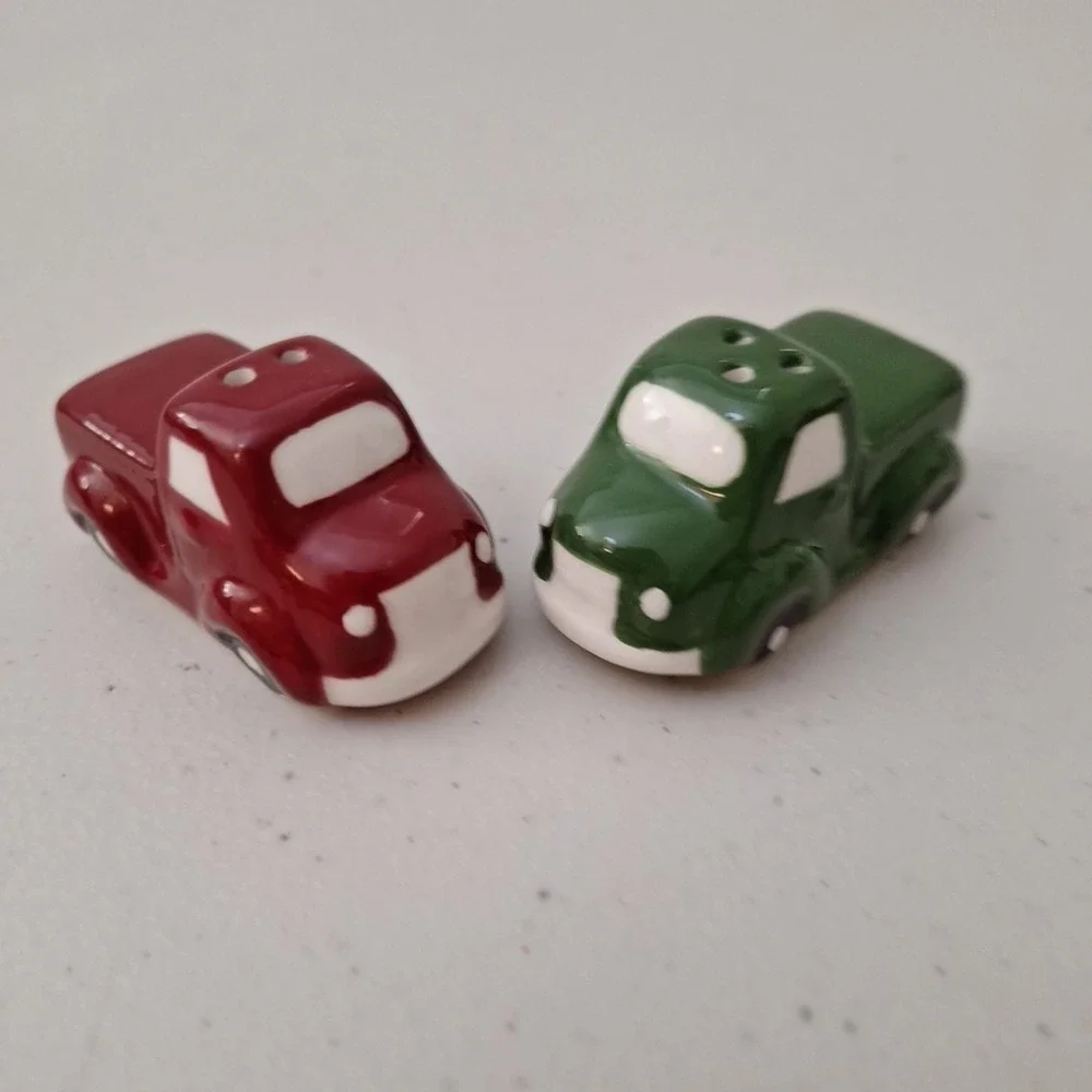 Cracker Barrel Christmas Red & Green Pickup Trucks Salt & Pepper Shakers